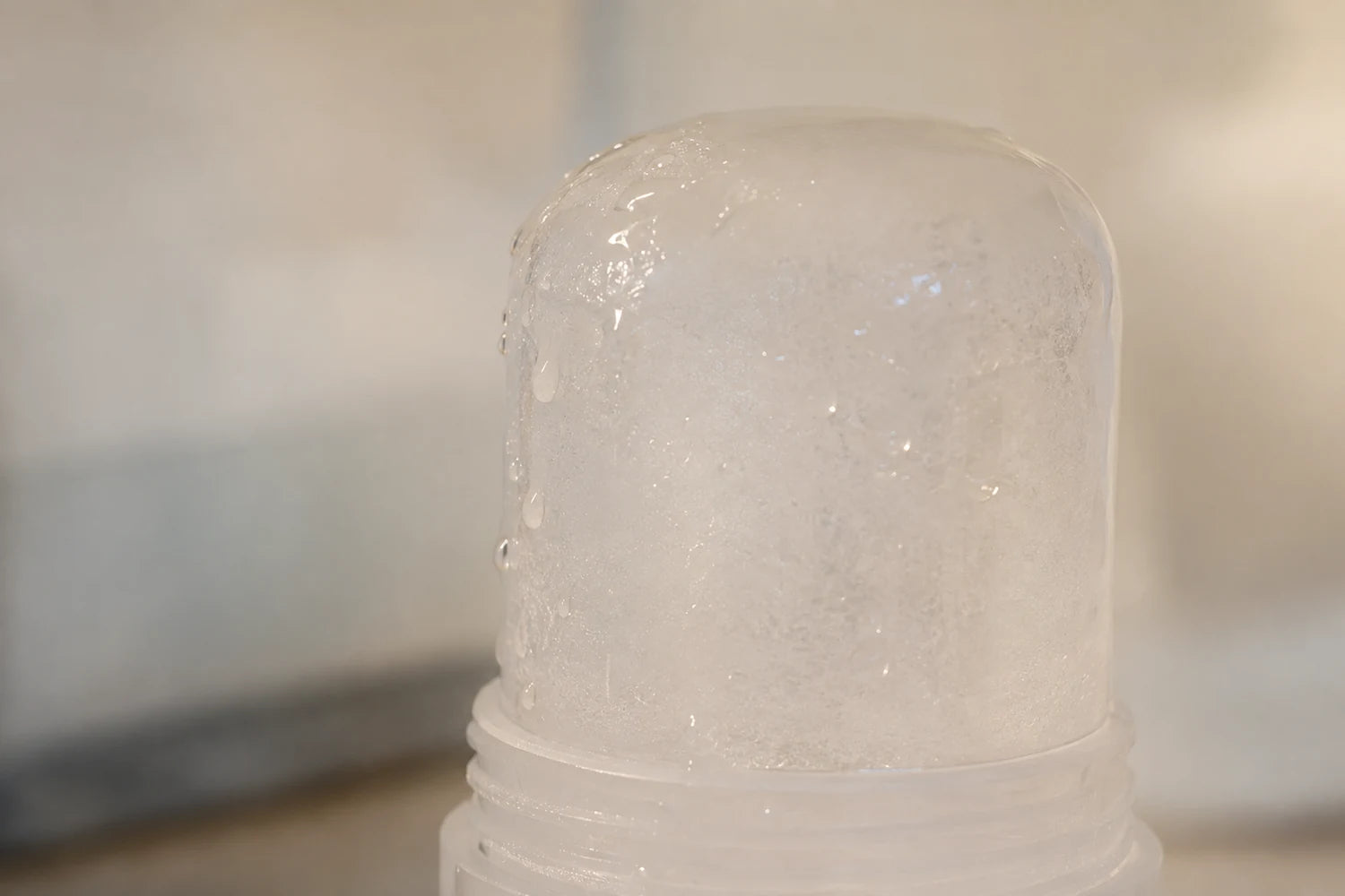 Macrofotografía de la textura lechosa y húmeda de la piedra de alumbre
