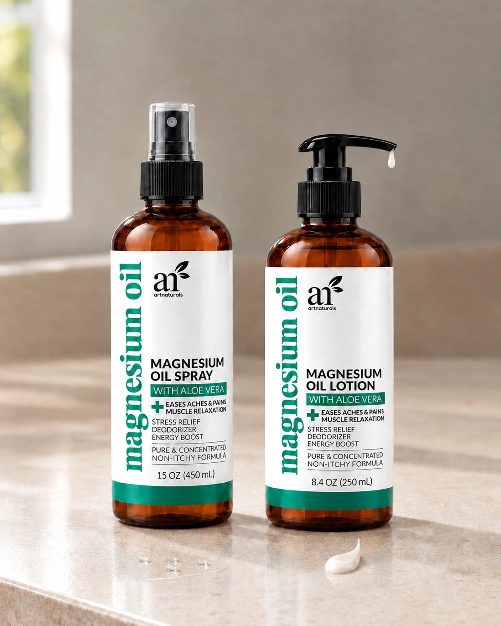 Frasco spray y loción del dúo con una muestra de crema sobre la superficie clara